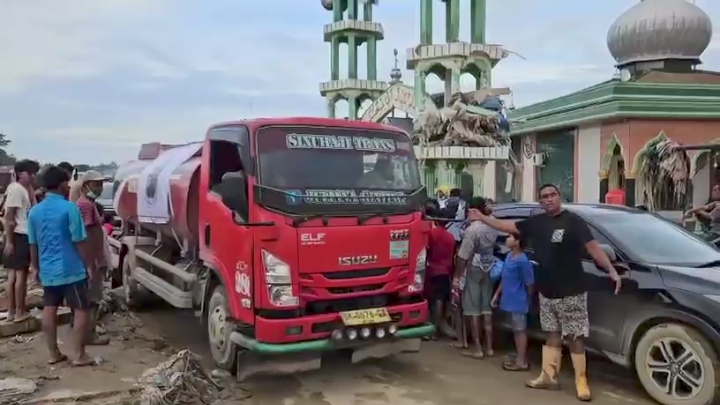 Relawan Putune Sudirman Salurkan 24.000 Liter Air Minum Bagi Masyarakat Aceh Tamiang