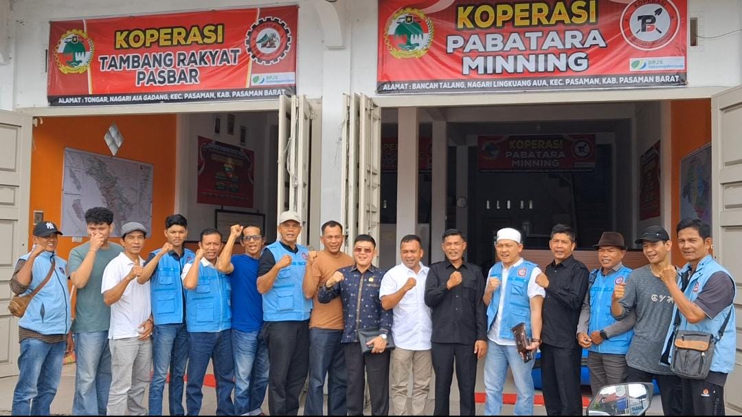 Longsor di Bukit Rantau Pauh Pasaman Barat Tertutup Jalan, KTR Turunkan Alat Berat Bantu Buka