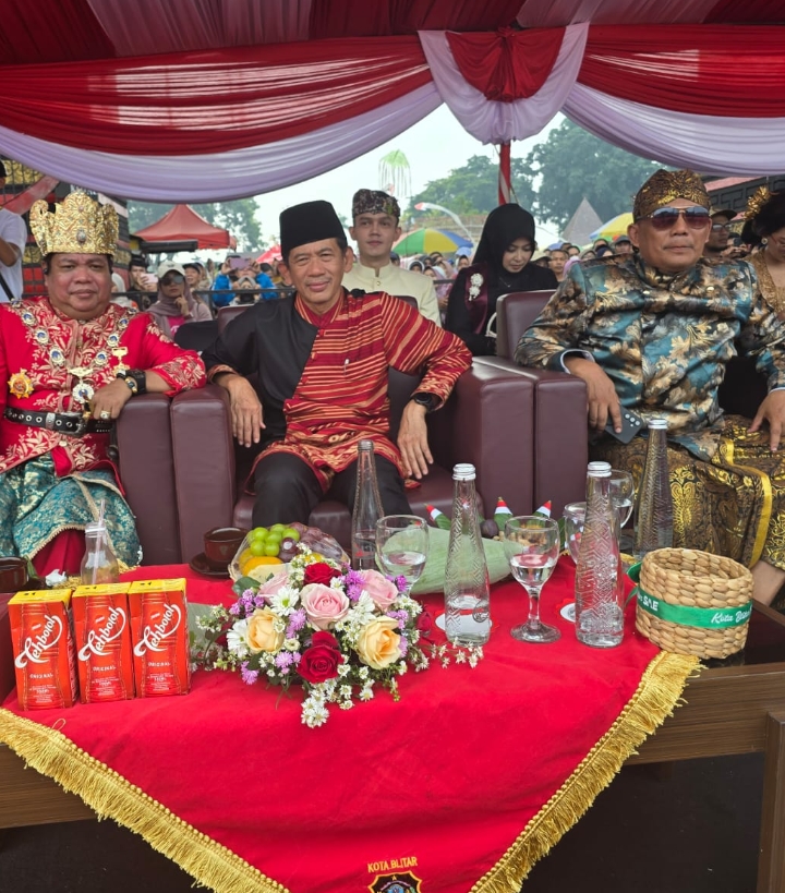 Merawat Budaya Nusantara: Maharaja Kutai Mulawarman dan Kaesang Pangarep Hadiri 4th BEN Carnival 2025 di Blitar