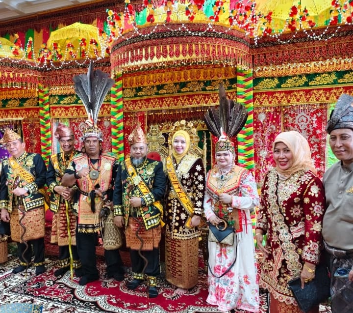 Pangkalima Gong Pendy Runca dan KRA Ngabehi Fitria Anggraeni Pimpin Kehadiran Adat Kalteng di Penganugerahan Gelar Adat Bengkulu