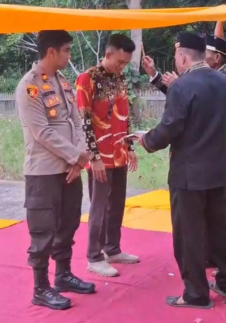 SETELAH ACARA PISAH SAMBUT CAMAT MUARA KAMAN DI DAMPINGI KAPOLSEK MENGIKUTI PROSESI TEPONG TAWAR ADAT KERAJAAN KUTAI MULAWARMAN