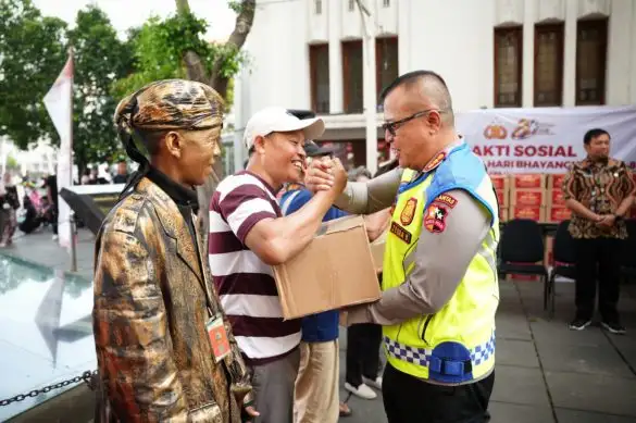 Semangat Bhayangkara ke-80, Polri Bagikan 450 Paket Bansos untuk Warga dan Komunitas Kreatif Kota Tua