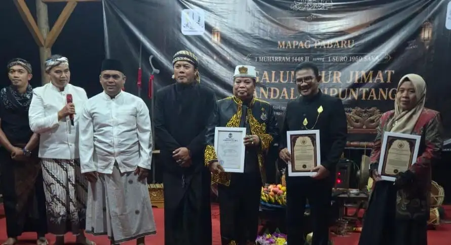 KDYMM YANG DIPERTUAN AGUNG DIRAJA NUSANTARA ANUGERAHKAN SABDA KEPADA RADEN AYU TATI HAYATI SEBAGAI BANGSAWAN DIRAJA NUSANTARA DAN PENJAWAT HAK PATEN PAKAIAN ADAT BANGSAWAN DIRAJA NUSANTARA*