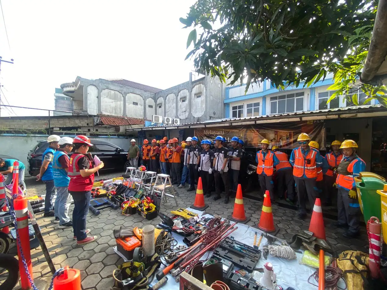 Tingkatkan Kesiapsiagaan Petugas, PLN ULP Cimanggis Laksanakan Apel Gabungan Pelayanan Kelistrikan