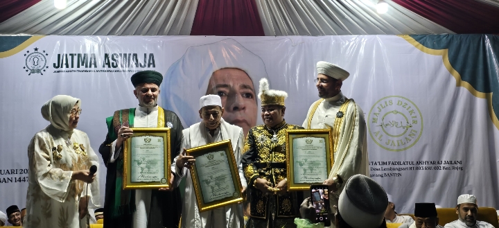 Dzikir Kebangsaan Rajeg, Maharaja Kutai Mulawarman Anugerahkan Karunia Kaseh kepada Ulama dan Tokoh Bangsa