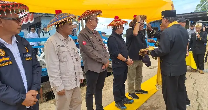 Kunjungan Kerja  Lingkungan Hidup RI ke Muara Kaman Disambut Upacara Tempong Tawar Adat Kutai Mulawarman