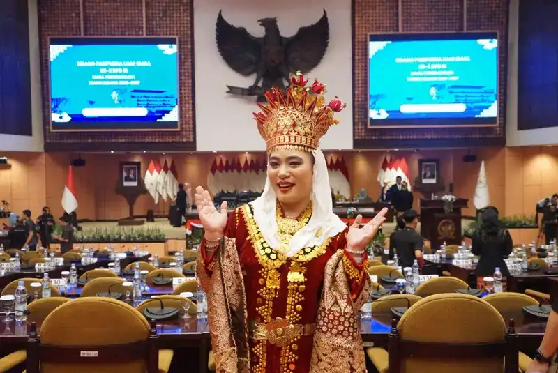 Tak Hanya Cerdas, Senator Destita Tampil Cantik dan Anggun Lestarikan Budaya Bengkulu di Tingkat Nasional